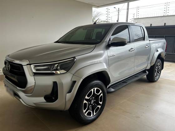 TOYOTA HILUX 2.8 D-4D TURBO DIESEL CD SRX PLUS 4X4 AUTOMÁTICO